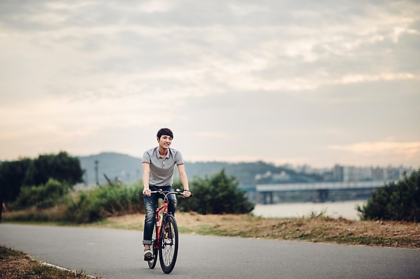 포토 JPG 주간 전신 공원 남자 정보기술 스마트라이프 한명 성인 야외 30대 스마트기기 자전거 한국인 네트워크 스마트 한강공원 국내포토 자연요소 1 라이프스타일 공공시설 컨셉 기술 사람 동양인 장년 전자제품 바이크 한강 파일형식
