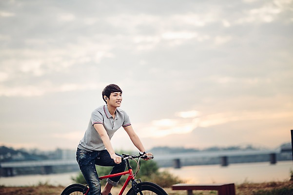 포토 JPG 주간 공원 남자 정보기술 스마트라이프 한명 성인 야외 30대 스마트기기 자전거 한국인 네트워크 스마트 한강공원 국내포토 자연요소 1 라이프스타일 공공시설 컨셉 기술 사람 동양인 장년 전자제품 바이크 한강 파일형식