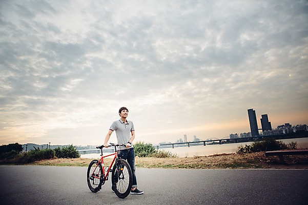 포토 JPG 주간 전신 공원 남자 정보기술 스마트라이프 한명 성인 야외 30대 스마트기기 자전거 한국인 네트워크 스마트 한강공원 국내포토 자연요소 1 라이프스타일 공공시설 컨셉 기술 사람 동양인 장년 전자제품 바이크 한강 파일형식