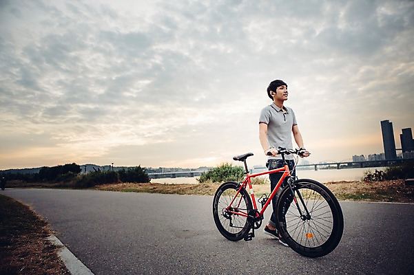 포토 JPG 주간 전신 공원 남자 정보기술 스마트라이프 한명 성인 야외 30대 스마트기기 자전거 한국인 네트워크 스마트 한강공원 국내포토 자연요소 1 라이프스타일 공공시설 컨셉 기술 사람 동양인 장년 전자제품 바이크 한강 파일형식