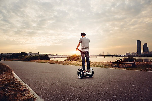 포토 JPG 주간 전신 공원 남자 휴식 정보기술 스마트라이프 한명 성인 야외 30대 스마트기기 한국인 네트워크 스마트 한강공원 스마트모빌리티 전동스쿠터 모빌리티 국내포토 자연요소 1 라이프스타일 공공시설 교통수단 컨셉 기술 사람 동양인 장년 전자제품 스쿠터 한강 파일형식