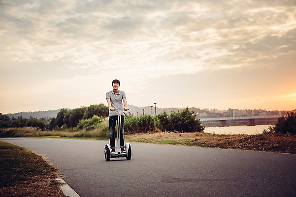 포토 JPG 주간 전신 공원 남자 휴식 정보기술 스마트라이프 한명 성인 야외 30대 스마트기기 한국인 네트워크 스마트 한강공원 스마트모빌리티 전동스쿠터 모빌리티 국내포토 자연요소 1 라이프스타일 공공시설 교통수단 컨셉 기술 사람 동양인 장년 전자제품 스쿠터 한강 파일형식