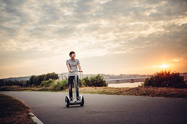포토 JPG 주간 전신 공원 남자 휴식 정보기술 스마트라이프 한명 성인 야외 30대 스마트기기 한국인 네트워크 스마트 한강공원 스마트모빌리티 전동스쿠터 모빌리티 국내포토 자연요소 1 라이프스타일 공공시설 교통수단 컨셉 기술 사람 동양인 장년 전자제품 스쿠터 한강 파일형식