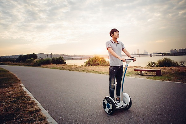 포토 JPG 주간 전신 공원 남자 휴식 정보기술 스마트라이프 한명 성인 야외 30대 스마트기기 한국인 네트워크 스마트 한강공원 스마트모빌리티 전동스쿠터 모빌리티 국내포토 자연요소 1 라이프스타일 공공시설 교통수단 컨셉 기술 사람 동양인 장년 전자제품 스쿠터 한강 파일형식