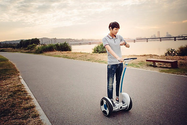 포토 JPG 주간 전신 공원 남자 휴식 정보기술 스마트라이프 한명 성인 야외 30대 스마트기기 한국인 네트워크 스마트 한강공원 스마트모빌리티 전동스쿠터 모빌리티 국내포토 자연요소 1 라이프스타일 공공시설 교통수단 컨셉 기술 사람 동양인 장년 전자제품 스쿠터 한강 파일형식