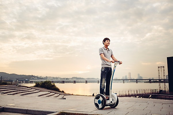 포토 JPG 주간 전신 공원 남자 휴식 정보기술 스마트라이프 한명 성인 야외 30대 스마트기기 한국인 네트워크 스마트 한강공원 스마트모빌리티 전동스쿠터 모빌리티 국내포토 자연요소 1 라이프스타일 공공시설 교통수단 컨셉 기술 사람 동양인 장년 전자제품 스쿠터 한강 파일형식