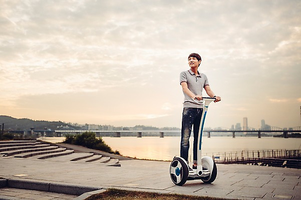 포토 JPG 주간 전신 공원 남자 휴식 정보기술 스마트라이프 한명 성인 야외 30대 스마트기기 한국인 네트워크 스마트 한강공원 스마트모빌리티 전동스쿠터 모빌리티 국내포토 자연요소 1 라이프스타일 공공시설 교통수단 컨셉 기술 사람 동양인 장년 전자제품 스쿠터 한강 파일형식