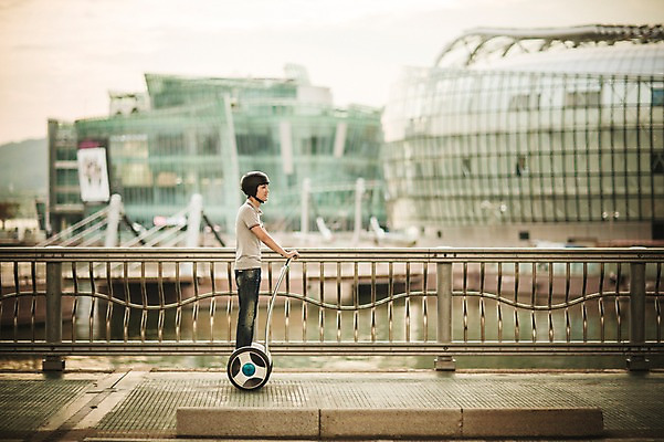 포토 JPG 주간 전신 공원 남자 이동 난간 정보기술 스마트라이프 한명 성인 야외 건물 30대 스마트기기 한국인 네트워크 헬멧 스마트 한강공원 스마트모빌리티 전동스쿠터 모빌리티 국내포토 자연요소 1 라이프스타일 건축물 공공시설 교통수단 컨셉 기술 사람 동양인 장년 전자제품 스쿠터 보호장비 한강 파일형식