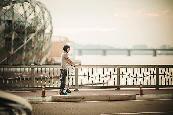 포토 JPG 주간 전신 공원 남자 이동 난간 정보기술 스마트라이프 한명 성인 야외 건물 30대 스마트기기 한국인 네트워크 헬멧 스마트 한강공원 스마트모빌리티 전동스쿠터 모빌리티 국내포토 자연요소 1 라이프스타일 건축물 공공시설 교통수단 컨셉 기술 사람 동양인 장년 전자제품 스쿠터 보호장비 한강 파일형식
