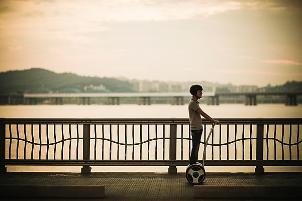 포토 JPG 주간 전신 공원 남자 이동 난간 정보기술 스마트라이프 한명 성인 야외 30대 스마트기기 한국인 네트워크 헬멧 스마트 한강공원 스마트모빌리티 전동스쿠터 모빌리티 국내포토 자연요소 1 라이프스타일 공공시설 교통수단 컨셉 기술 사람 동양인 장년 전자제품 스쿠터 보호장비 한강 파일형식