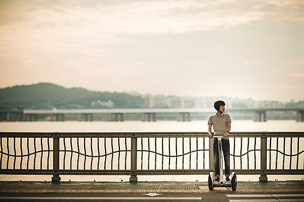 포토 JPG 주간 전신 공원 남자 이동 난간 정보기술 스마트라이프 한명 성인 야외 30대 스마트기기 한국인 네트워크 횡단보도 헬멧 스마트 한강공원 스마트모빌리티 전동스쿠터 모빌리티 국내포토 자연요소 1 라이프스타일 공공시설 교통수단 컨셉 기술 사람 동양인 장년 전자제품 스쿠터 보행로 보호장비 한강 파일형식