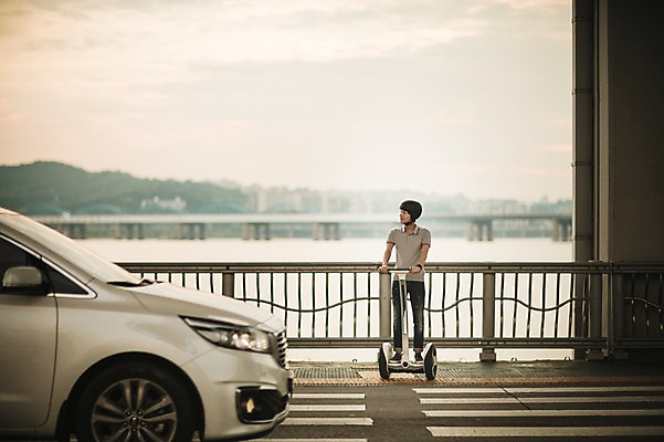 포토 JPG 주간 전신 공원 남자 이동 난간 자동차 정보기술 스마트라이프 한명 성인 야외 30대 스마트기기 한국인 네트워크 횡단보도 헬멧 스마트 한강공원 스마트모빌리티 전동스쿠터 모빌리티 국내포토 자연요소 1 라이프스타일 공공시설 육상교통 교통수단 컨셉 기술 사람 동양인 장년 전자제품 스쿠터 보행로 보호장비 한강 파일형식