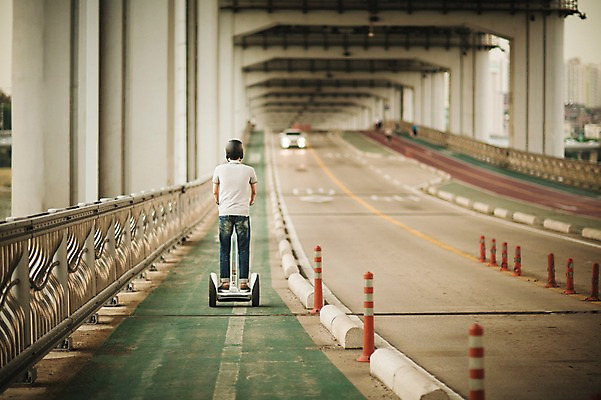 포토 JPG 주간 전신 남자 이동 비즈니스 정보기술 스마트라이프 한명 성인 야외 뒷모습 30대 스마트기기 한국인 네트워크 헬멧 스마트 다리밑 반포대교 한강공원 스마트모빌리티 전동스쿠터 모빌리티 국내포토 자연요소 1 라이프스타일 공원 교통수단 뷰포인트 컨셉 서울 기술 사람 동양인 장년 전자제품 스쿠터 다리_건축물 보호장비 아래 한강 파일형식