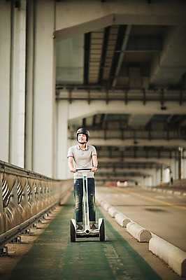 포토 JPG 주간 전신 남자 이동 비즈니스 정보기술 스마트라이프 한명 성인 야외 30대 스마트기기 한국인 네트워크 헬멧 스마트 다리밑 반포대교 한강공원 스마트모빌리티 전동스쿠터 모빌리티 국내포토 자연요소 1 라이프스타일 공원 교통수단 컨셉 서울 기술 사람 동양인 장년 전자제품 스쿠터 다리_건축물 보호장비 아래 한강 파일형식