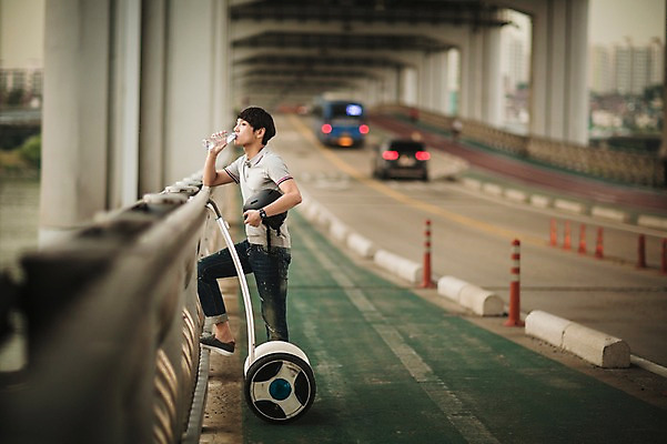포토 JPG 주간 남자 이동 비즈니스 휴식 정보기술 스마트라이프 한명 성인 야외 30대 스마트기기 한국인 네트워크 헬멧 스마트 다리밑 물마시기 반포대교 한강공원 스마트모빌리티 전동스쿠터 모빌리티 국내포토 자연요소 1 라이프스타일 공원 교통수단 컨셉 서울 기술 사람 동양인 장년 전자제품 스쿠터 마시기 다리_건축물 보호장비 아래 한강 파일형식