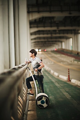 포토 JPG 주간 남자 이동 비즈니스 정보기술 스마트라이프 한명 성인 야외 옆모습 30대 스마트기기 한국인 네트워크 헬멧 물병 스마트 다리밑 반포대교 한강공원 스마트모빌리티 전동스쿠터 모빌리티 국내포토 자연요소 1 라이프스타일 공원 교통수단 뷰포인트 컨셉 서울 기술 사람 동양인 장년 전자제품 스쿠터 다리_건축물 보호장비 아래 물통 한강 파일형식