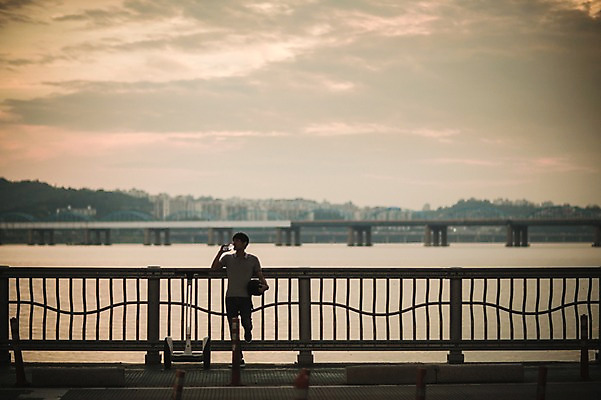 포토 JPG 주간 남자 비즈니스 난간 정보기술 스마트라이프 한명 성인 야외 30대 스마트기기 한국인 네트워크 헬멧 스마트 물마시기 반포대교 한강공원 스마트모빌리티 전동스쿠터 모빌리티 국내포토 자연요소 1 라이프스타일 공원 교통수단 컨셉 서울 기술 사람 동양인 장년 전자제품 스쿠터 마시기 다리_건축물 보호장비 한강 파일형식
