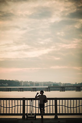 포토 JPG 주간 남자 비즈니스 난간 정보기술 스마트라이프 한명 성인 야외 30대 스마트기기 한국인 네트워크 스마트 물마시기 반포대교 한강공원 스마트모빌리티 전동스쿠터 모빌리티 국내포토 자연요소 1 라이프스타일 공원 교통수단 컨셉 서울 기술 사람 동양인 장년 전자제품 스쿠터 마시기 다리_건축물 한강 파일형식