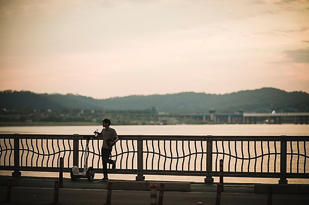 포토 JPG 주간 남자 비즈니스 난간 정보기술 스마트라이프 한명 성인 야외 30대 스마트기기 한국인 네트워크 스마트 물마시기 반포대교 한강공원 스마트모빌리티 전동스쿠터 모빌리티 국내포토 자연요소 1 라이프스타일 공원 교통수단 컨셉 서울 기술 사람 동양인 장년 전자제품 스쿠터 마시기 다리_건축물 한강 파일형식