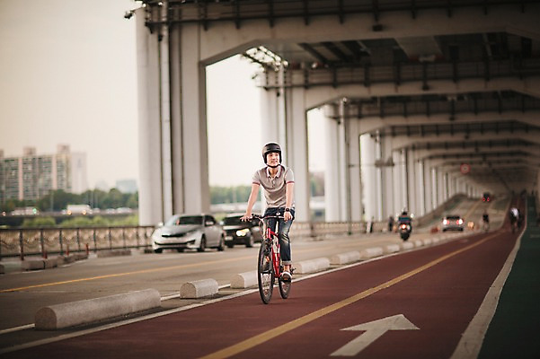 포토 JPG 주간 남자 비즈니스 자동차 정보기술 스마트라이프 한명 성인 야외 30대 스마트기기 자전거 한국인 네트워크 헬멧 스마트 반포대교 자전거도로 한강공원 국내포토 자연요소 1 라이프스타일 공원 육상교통 컨셉 서울 기술 사람 동양인 장년 전자제품 바이크 다리_건축물 보호장비 한강 전용도로 파일형식