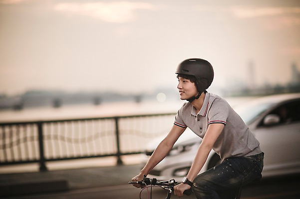 포토 JPG 주간 남자 비즈니스 자동차 정보기술 스마트라이프 한명 성인 야외 아웃포커스 30대 스마트기기 자전거 한국인 네트워크 헬멧 스마트 반포대교 한강공원 국내포토 자연요소 1 라이프스타일 공원 육상교통 컨셉 서울 기술 촬영기법 사람 동양인 장년 전자제품 바이크 다리_건축물 보호장비 한강 파일형식