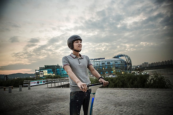 포토 JPG 주간 남자 비즈니스 정보기술 스마트라이프 한명 성인 야외 건물 30대 스마트기기 한국인 네트워크 헬멧 스마트 한강공원 스마트모빌리티 전동스쿠터 모빌리티 국내포토 자연요소 1 라이프스타일 건축물 공원 교통수단 컨셉 기술 사람 동양인 장년 전자제품 스쿠터 보호장비 한강 파일형식