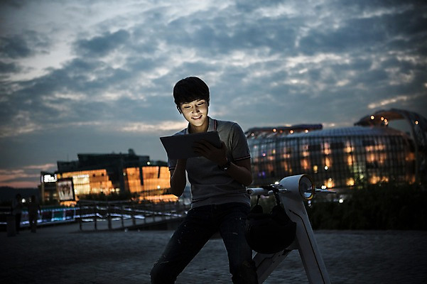 포토 JPG 공원 남자 비즈니스 정보기술 스마트라이프 한명 성인 야외 건물 30대 스마트기기 태블릿 한국인 네트워크 야간 헬멧 스마트 한강공원 스마트모빌리티 전동스쿠터 모빌리티 국내포토 자연요소 1 라이프스타일 건축물 공공시설 교통수단 컨셉 기술 사람 동양인 장년 전자제품 스쿠터 보호장비 한강 파일형식