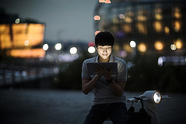 포토 JPG 공원 남자 비즈니스 정보기술 스마트라이프 한명 성인 야외 30대 스마트기기 태블릿 한국인 네트워크 야간 스마트 한강공원 스마트모빌리티 전동스쿠터 모빌리티 국내포토 자연요소 1 라이프스타일 공공시설 교통수단 컨셉 기술 사람 동양인 장년 전자제품 스쿠터 한강 파일형식