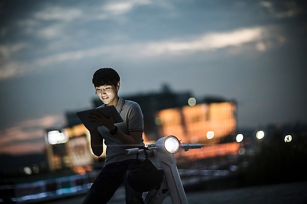 포토 JPG 공원 남자 비즈니스 정보기술 스마트라이프 한명 성인 야외 30대 스마트기기 태블릿 한국인 네트워크 야간 스마트 한강공원 스마트모빌리티 전동스쿠터 모빌리티 국내포토 자연요소 1 라이프스타일 공공시설 교통수단 컨셉 기술 사람 동양인 장년 전자제품 스쿠터 한강 파일형식