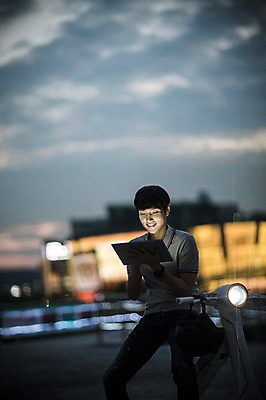 포토 JPG 공원 남자 비즈니스 정보기술 스마트라이프 한명 성인 야외 30대 스마트기기 태블릿 한국인 네트워크 야간 스마트 한강공원 스마트모빌리티 전동스쿠터 모빌리티 국내포토 자연요소 1 라이프스타일 공공시설 교통수단 컨셉 기술 사람 동양인 장년 전자제품 스쿠터 한강 파일형식