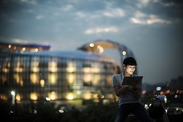 포토 JPG 공원 남자 비즈니스 정보기술 스마트라이프 한명 성인 야외 30대 스마트기기 태블릿 한국인 네트워크 야간 스마트 한강공원 스마트모빌리티 전동스쿠터 모빌리티 국내포토 자연요소 1 라이프스타일 공공시설 교통수단 컨셉 기술 사람 동양인 장년 전자제품 스쿠터 한강 파일형식