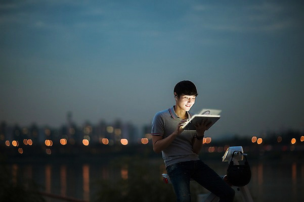 JPG 편집이미지 공원 남자 비즈니스 정보기술 스마트라이프 한명 성인 야외 30대 스마트기기 태블릿 한국인 네트워크 야간 스마트 디지털합성 한강 한강공원 디지털아트 스마트모빌리티 전동스쿠터 4차산업 모빌리티 편집실사 자연요소 1 라이프스타일 공공시설 산업 교통수단 컨셉 서울 기술 사람 동양인 장년 전자제품 스쿠터 CG 랜드마크 파일형식