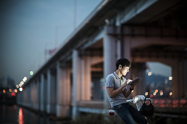 포토 JPG 공원 남자 비즈니스 정보기술 스마트라이프 한명 성인 야외 30대 스마트기기 태블릿 한국인 네트워크 야간 스마트 한강 한강공원 스마트모빌리티 전동스쿠터 모빌리티 국내포토 자연요소 1 라이프스타일 공공시설 교통수단 컨셉 서울 기술 사람 동양인 장년 전자제품 스쿠터 랜드마크 파일형식