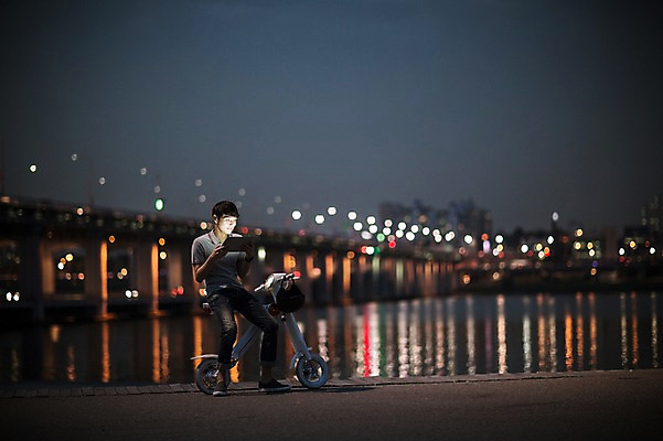 포토 JPG 전신 공원 남자 비즈니스 정보기술 스마트라이프 한명 성인 야외 30대 스마트기기 태블릿 한국인 네트워크 야간 스마트 한강 한강공원 스마트모빌리티 전동스쿠터 모빌리티 국내포토 자연요소 1 라이프스타일 공공시설 교통수단 컨셉 서울 기술 사람 동양인 장년 전자제품 스쿠터 랜드마크 파일형식