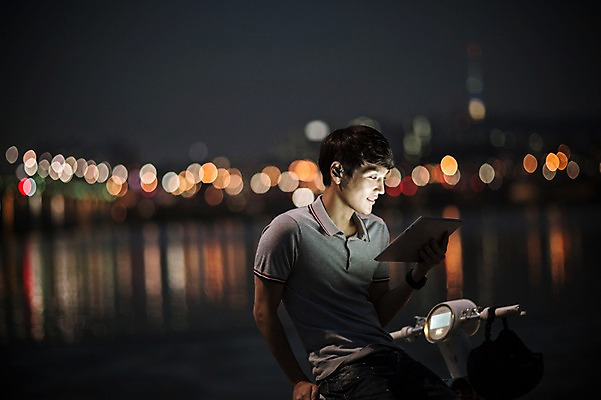 포토 JPG 공원 남자 비즈니스 정보기술 스마트라이프 한명 성인 야외 30대 스마트기기 태블릿 한국인 네트워크 야간 스마트 한강 보케 한강공원 스마트모빌리티 전동스쿠터 모빌리티 국내포토 자연요소 1 라이프스타일 공공시설 교통수단 컨셉 서울 기술 사람 동양인 장년 전자제품 스쿠터 랜드마크 파일형식