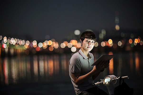 포토 JPG 공원 남자 비즈니스 정보기술 스마트라이프 한명 성인 야외 30대 스마트기기 태블릿 한국인 네트워크 야간 스마트 한강 보케 한강공원 스마트모빌리티 전동스쿠터 모빌리티 국내포토 자연요소 1 라이프스타일 공공시설 교통수단 컨셉 서울 기술 사람 동양인 장년 전자제품 스쿠터 랜드마크 파일형식