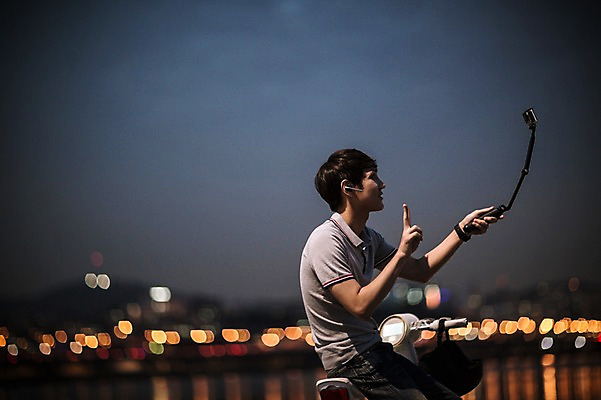 포토 JPG 공원 남자 비즈니스 정보기술 스마트라이프 한명 성인 야외 30대 스마트기기 사진촬영 한국인 네트워크 야간 스마트 한강 브이 셀카봉 한강공원 스마트모빌리티 전동스쿠터 모빌리티 국내포토 자연요소 1 라이프스타일 공공시설 교통수단 컨셉 서울 기술 사람 동양인 손짓 장년 전자제품 촬영 스쿠터 랜드마크 파일형식