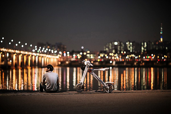 포토 JPG 공원 남자 비즈니스 휴식 정보기술 스마트라이프 한명 앉기 성인 야외 뒷모습 30대 스마트기기 한국인 네트워크 야간 스마트 한강 한강공원 스마트모빌리티 전동스쿠터 모빌리티 국내포토 자연요소 1 라이프스타일 공공시설 교통수단 뷰포인트 컨셉 모션 서울 기술 사람 동양인 장년 전자제품 스쿠터 랜드마크 파일형식