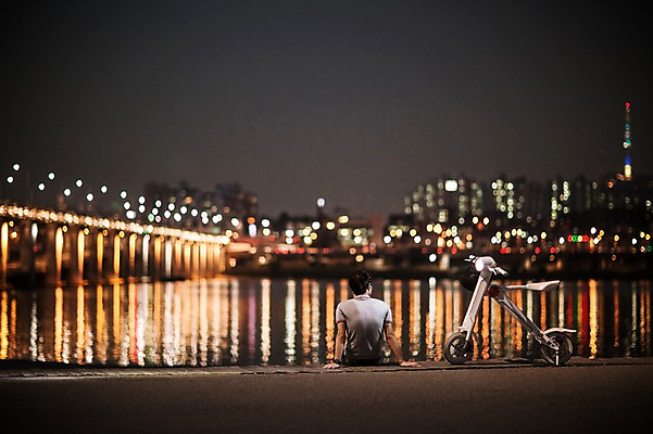 포토 JPG 공원 남자 비즈니스 휴식 정보기술 스마트라이프 한명 성인 야외 뒷모습 30대 스마트기기 한국인 네트워크 야간 스마트 한강 한강공원 스마트모빌리티 전동스쿠터 모빌리티 국내포토 자연요소 1 라이프스타일 공공시설 교통수단 뷰포인트 컨셉 서울 기술 사람 동양인 장년 전자제품 스쿠터 랜드마크 파일형식