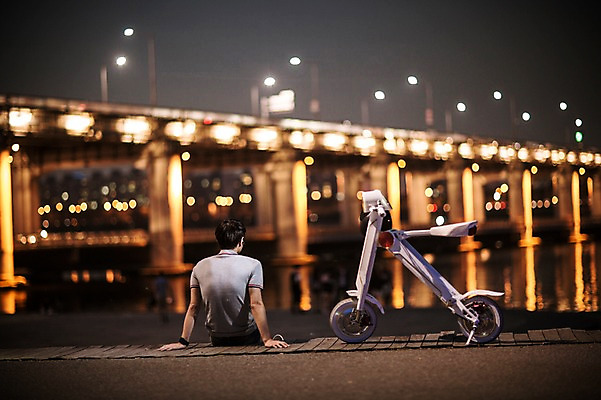 포토 JPG 공원 남자 비즈니스 정보기술 스마트라이프 한명 성인 야외 30대 스마트기기 한국인 네트워크 야간 스마트 한강 한강공원 스마트모빌리티 전동스쿠터 모빌리티 국내포토 자연요소 1 라이프스타일 공공시설 교통수단 컨셉 서울 기술 사람 동양인 장년 전자제품 스쿠터 랜드마크 파일형식