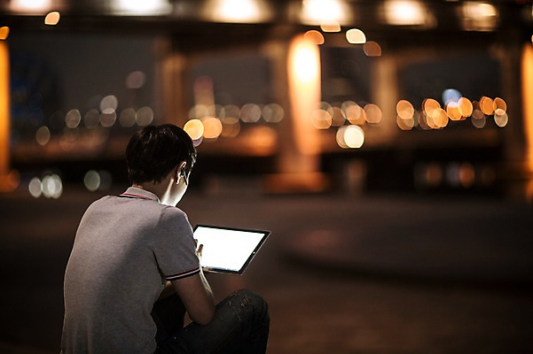 포토 JPG 공원 남자 비즈니스 정보기술 스마트라이프 한명 성인 야외 뒷모습 30대 스마트기기 태블릿 한국인 네트워크 야간 스마트 한강 한강공원 국내포토 자연요소 1 라이프스타일 공공시설 뷰포인트 컨셉 서울 기술 사람 동양인 장년 전자제품 랜드마크 파일형식