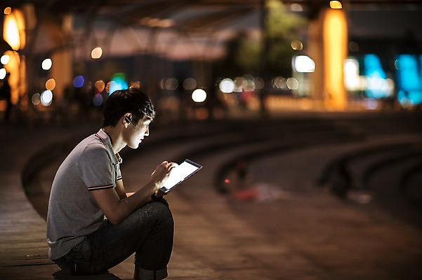 포토 JPG 공원 남자 비즈니스 정보기술 스마트라이프 한명 앉기 성인 야외 30대 스마트기기 태블릿 한국인 네트워크 야간 스마트 한강공원 국내포토 자연요소 1 라이프스타일 공공시설 컨셉 모션 기술 사람 동양인 장년 전자제품 한강 파일형식