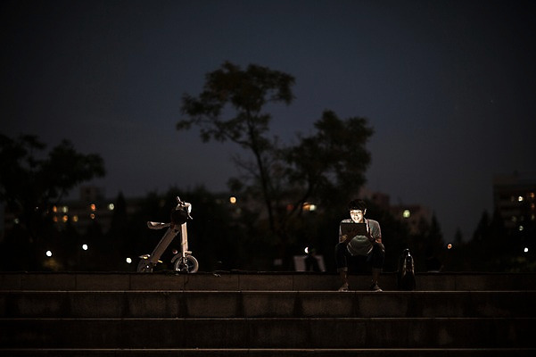 포토 JPG 공원 남자 비즈니스 정보기술 스마트라이프 한명 성인 야외 30대 스마트기기 태블릿 한국인 네트워크 야간 스마트 한강공원 스마트모빌리티 모빌리티 국내포토 자연요소 1 라이프스타일 공공시설 교통수단 컨셉 기술 사람 동양인 장년 전자제품 한강 파일형식