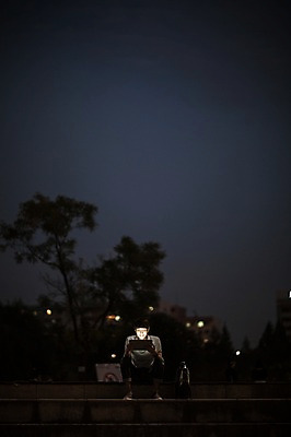 포토 JPG 공원 남자 비즈니스 정보기술 스마트라이프 한명 성인 야외 30대 스마트기기 태블릿 한국인 네트워크 야간 스마트 한강공원 국내포토 자연요소 1 라이프스타일 공공시설 컨셉 기술 사람 동양인 장년 전자제품 한강 파일형식