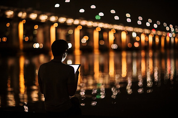 포토 JPG 공원 남자 비즈니스 정보기술 스마트라이프 한명 성인 야외 뒷모습 30대 스마트기기 태블릿 한국인 네트워크 야간 스마트 한강 한강공원 국내포토 자연요소 1 라이프스타일 공공시설 뷰포인트 컨셉 서울 기술 사람 동양인 장년 전자제품 랜드마크 파일형식