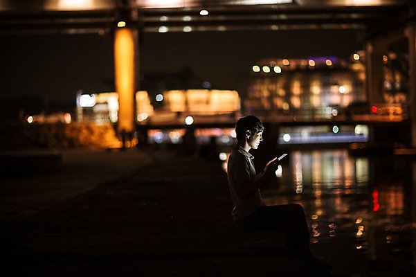 포토 JPG 공원 남자 비즈니스 정보기술 스마트라이프 한명 성인 야외 30대 스마트기기 태블릿 한국인 네트워크 야간 스마트 한강 한강공원 국내포토 자연요소 1 라이프스타일 공공시설 컨셉 서울 기술 사람 동양인 장년 전자제품 랜드마크 파일형식