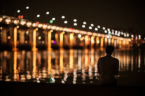 포토 JPG 공원 남자 비즈니스 정보기술 스마트라이프 한명 성인 야외 뒷모습 30대 스마트기기 한국인 네트워크 야간 스마트 한강 한강공원 국내포토 자연요소 1 라이프스타일 공공시설 뷰포인트 컨셉 서울 기술 사람 동양인 장년 전자제품 랜드마크 파일형식