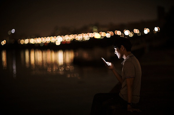 포토 JPG 공원 남자 비즈니스 정보기술 스마트라이프 한명 성인 야외 30대 스마트폰 스마트기기 한국인 네트워크 야간 스마트 한강 한강공원 국내포토 자연요소 1 라이프스타일 공공시설 컨셉 서울 기술 사람 동양인 장년 전자제품 핸드폰 랜드마크 파일형식