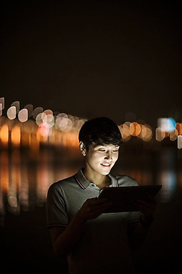 포토 JPG 공원 남자 비즈니스 정보기술 스마트라이프 한명 성인 야외 30대 스마트기기 태블릿 한국인 네트워크 야간 스마트 한강 한강공원 국내포토 자연요소 1 라이프스타일 공공시설 컨셉 서울 기술 사람 동양인 장년 전자제품 랜드마크 파일형식