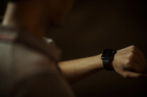 포토 JPG 공원 남자 비즈니스 정보기술 스마트라이프 한명 성인 야외 30대 스마트기기 한국인 네트워크 야간 스마트 한강공원 애플워치 국내포토 자연요소 1 라이프스타일 공공시설 컨셉 기술 사람 동양인 장년 전자제품 한강 스마트워치 파일형식